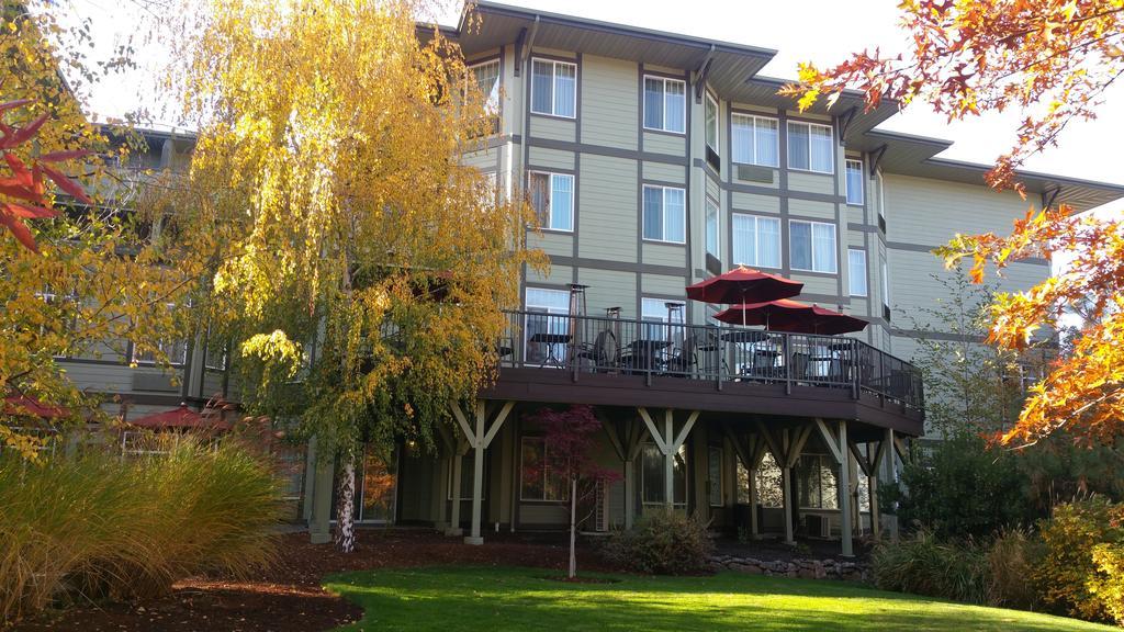 Plaza Inn & Suites At Ashland Creek Exterior photo